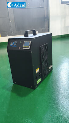 গবেষণাগার সেটিংসে তাপ অপচয়ের জন্য উচ্চ ঘনত্বের হিট সিঙ্ক এবং নামযুক্ত ফ্যান সহ কমপ্যাক্ট থার্মোইলেকট্রিক লিকুইড কুলার